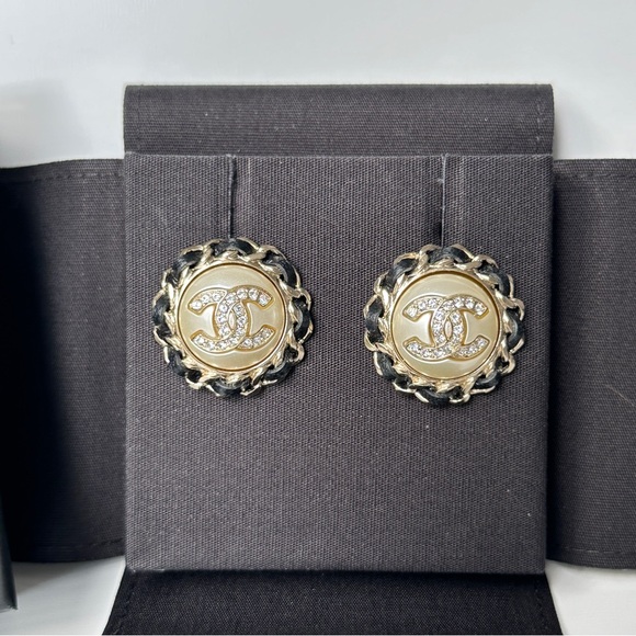 2021K CHANEL GOLD CC LOGO ROUND PEARL AND BLACK LEATHER INTERWOVEN STUD EARRINGS - Picture 15 of 15